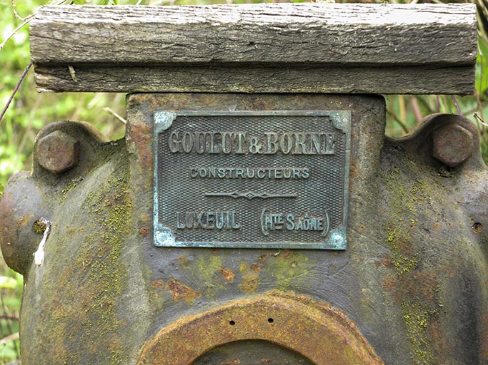 Plaque du constructeur Goulut et Borne (usine d'outillage Hugoniot-Tissot puis Hugoniot-Perrenoud, Liebvillers).