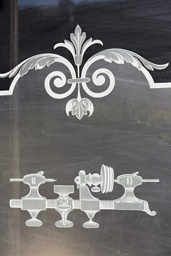 Tour d'horloger gravé sur verre (comptoir d'outillage Hugoniot-Tissot, Montécheroux).