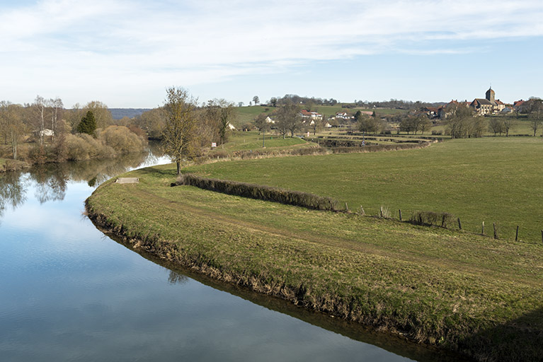 Vue du village depuis l'aval. (sud-ouest)