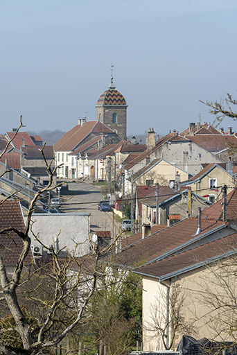 Vue du village depuis l'est. Rue du jardiney. 
