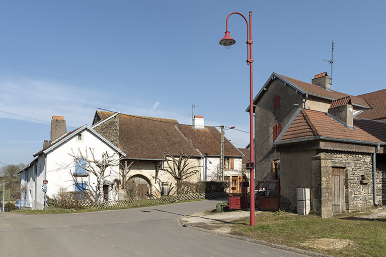 A l'angle de la rue du jardiney et de la rue de la Maladière.