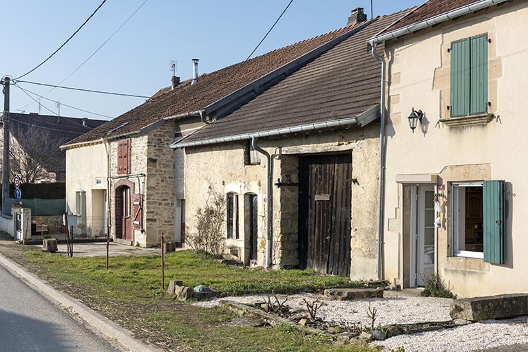 Alignement : 9 et 11 route de Vénisey. (Départementale 46.)