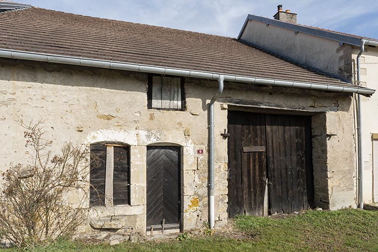 Façade de ferme à linteaux délardés, 9 route de Vénisey. (Départementale 46)