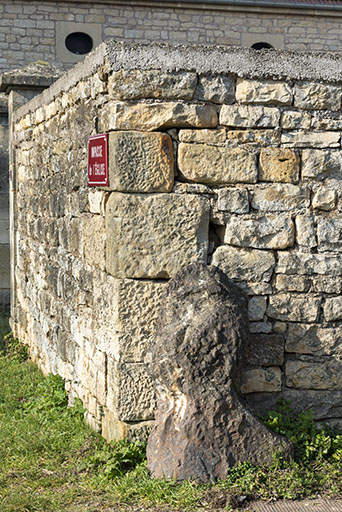 Résidu de la dernière coulée de la fonderie -selon la tradition locale-, à l'angle sud-est de l'enceinte de l'ancien presbytère.
