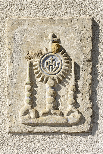 Relief eucharistique remployé sur la façade de la maison 6 rue du Treuil.