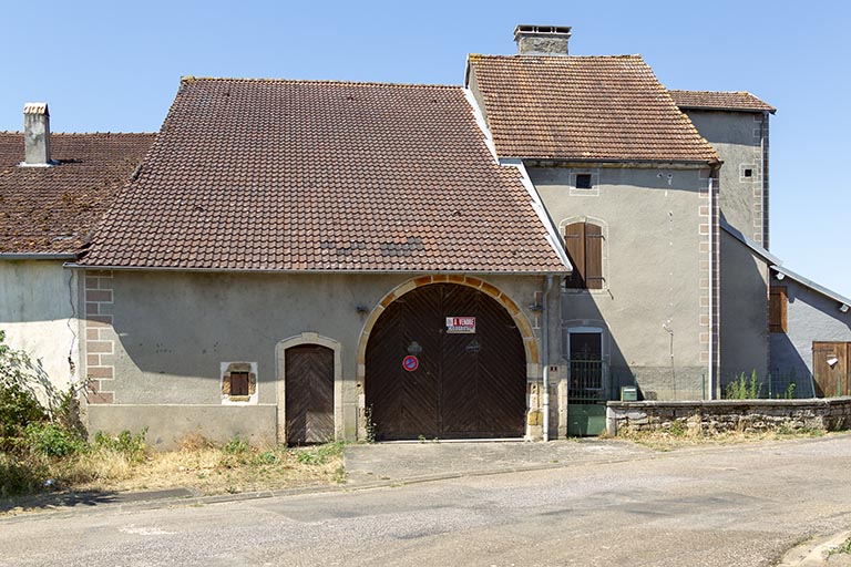 Façade antérieure, porte de grange et porte piétonnière, 2 rue du Château. 