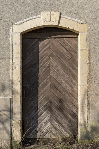 Porte d'entrée ornée d'une clé portant inscription dans le linteau. (Détail de la maison 2 rue du Château)
