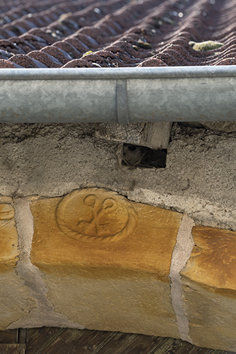 Détail de linteau portant un symbole à deux clés, sur la porte de grange ( 2 rue du Château)