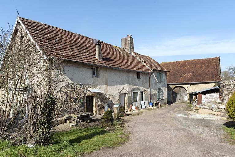 Ferme à l'ouest de l'ancienne cure (parcelles cadastrées D 562 et 446) : façade antérieure est.