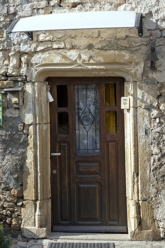 Ferme à l'ouest de l'ancienne cure (parcelles cadastrées D 562 et 446) : vue rapprochée de la porte à piédroits moulurés. (remploi?) 