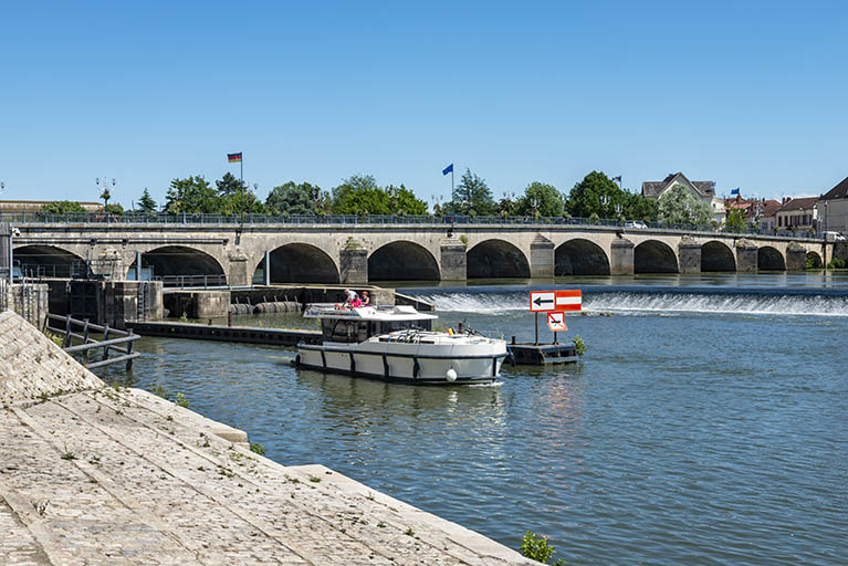 Le pont en pierre avec l'écluse marinière à Gray.