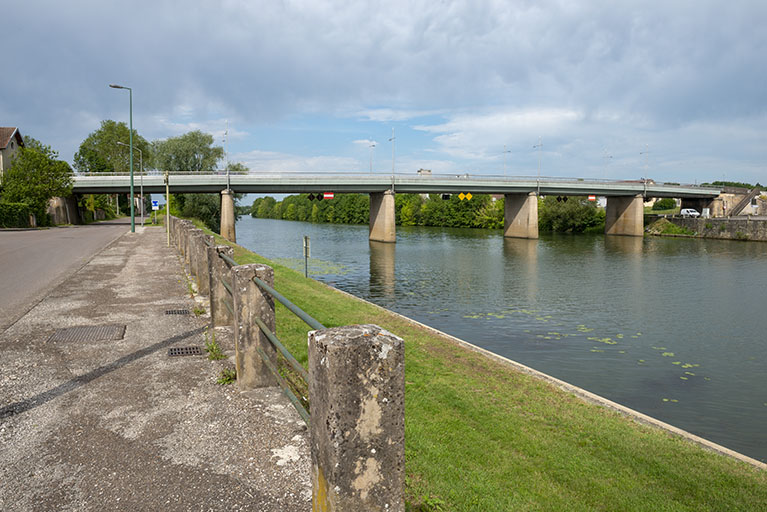 Le second pont de Gray reconstruit à l'emplacement du pont suspendu.