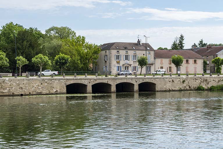 Pont surmontant le ruisseau des écoulottes, aflluent de la Saône à Gray.