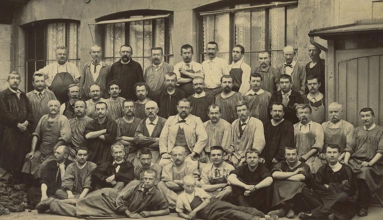 Ouvriers de la Société Générale des monteurs de boîtes d'or, 1899-1900.