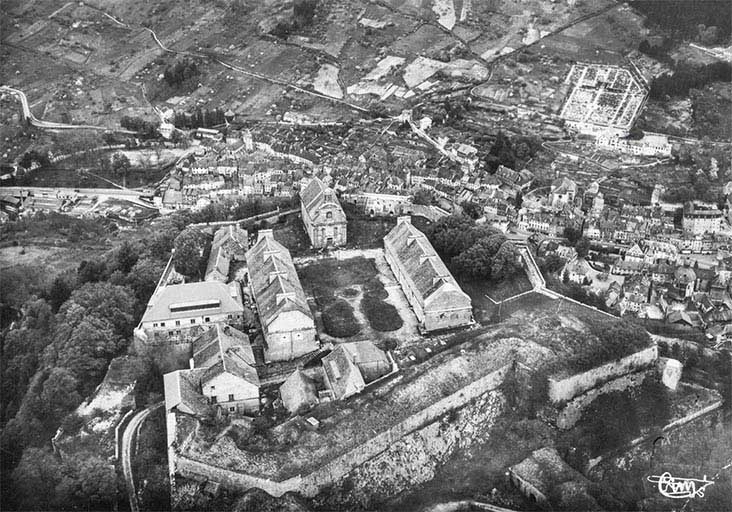 Salins-les-Bains (Jura). Le fort de Saint-André et le bourg de Salins. S.d.
