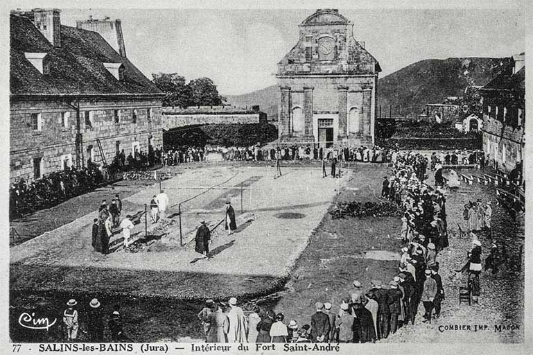 Salins-les-Bains (Jura). Intérieur du fort Saint-André [place d'armes]. S.d.