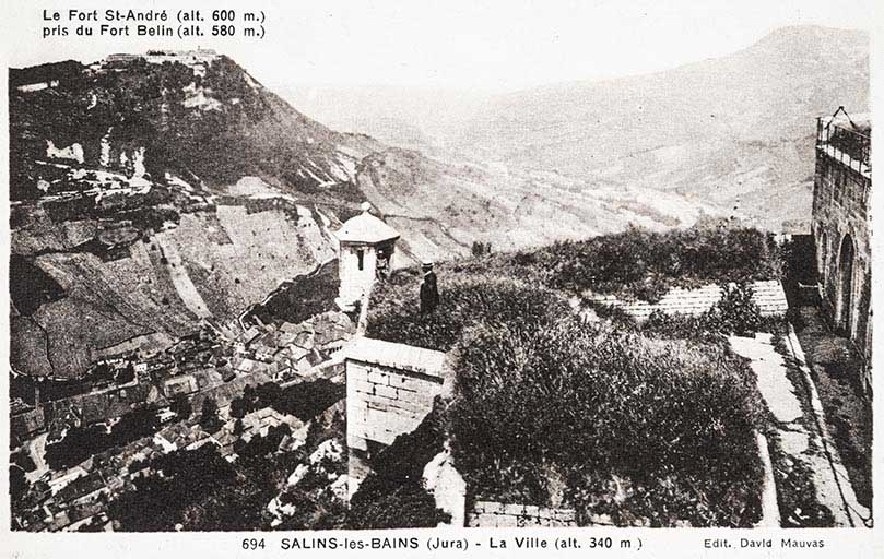 Salins-les-Bains. La ville (alt. 340). Le Fort St-André (alt. 600 m) pris du Fort Belin (alt. 580). Carte postale. (S.d).