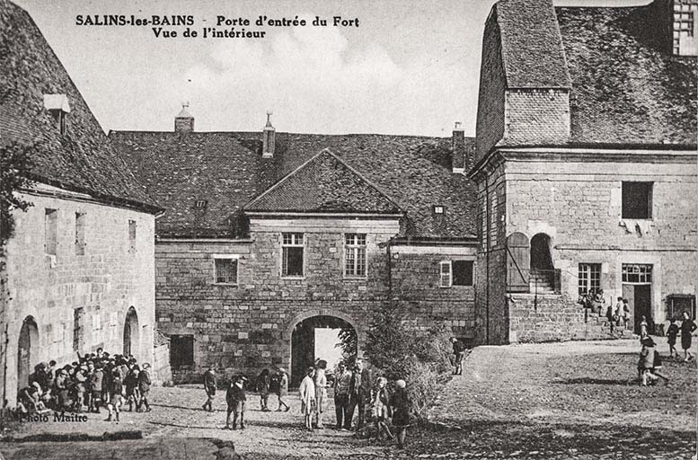 Sains-les-Bains (Jura). Porte d'entrée du fort, vue de l'intérieur. S.d.