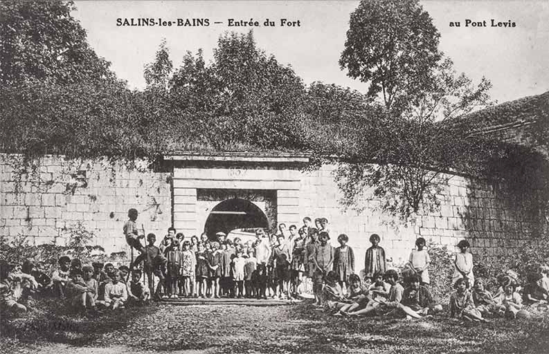 Salins-les-Bains (Jura). Entrée du fort au pont levis. S.d.