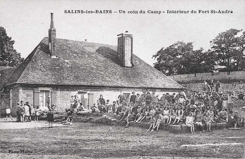 Salins-les-Bains (Jura). Un coin du camp - Intérieur du Fort Saint-André [cantine, logement du gardien de batterie, chambres d'adjudants et de sous-officiers]. S.d.