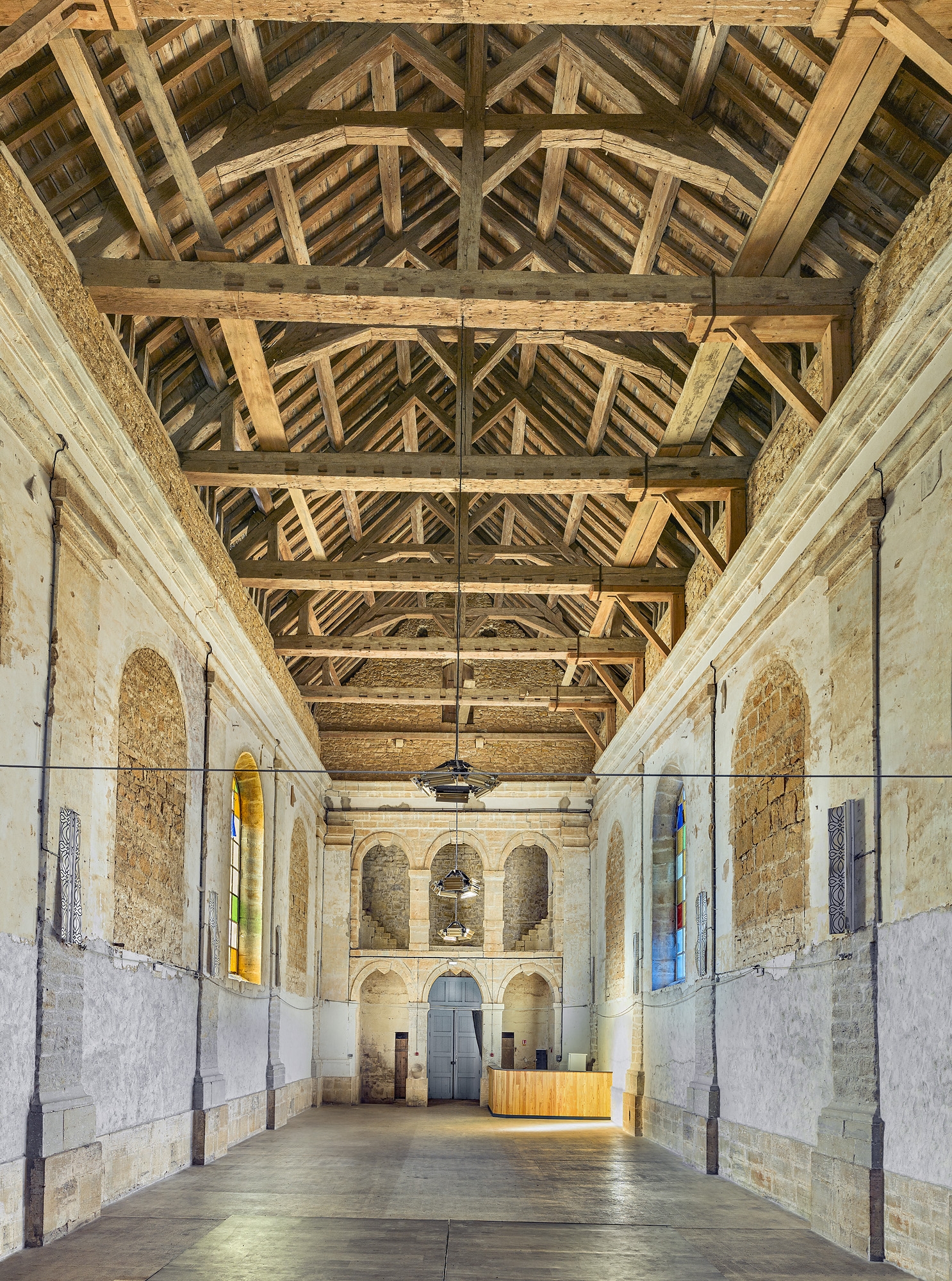 La nef, la charpente et la tribune.
