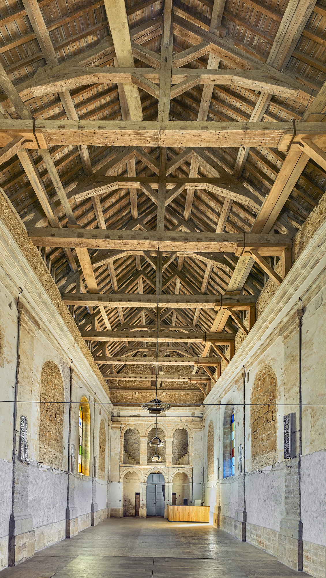 Chapelle : la nef et sa charpente en bois.