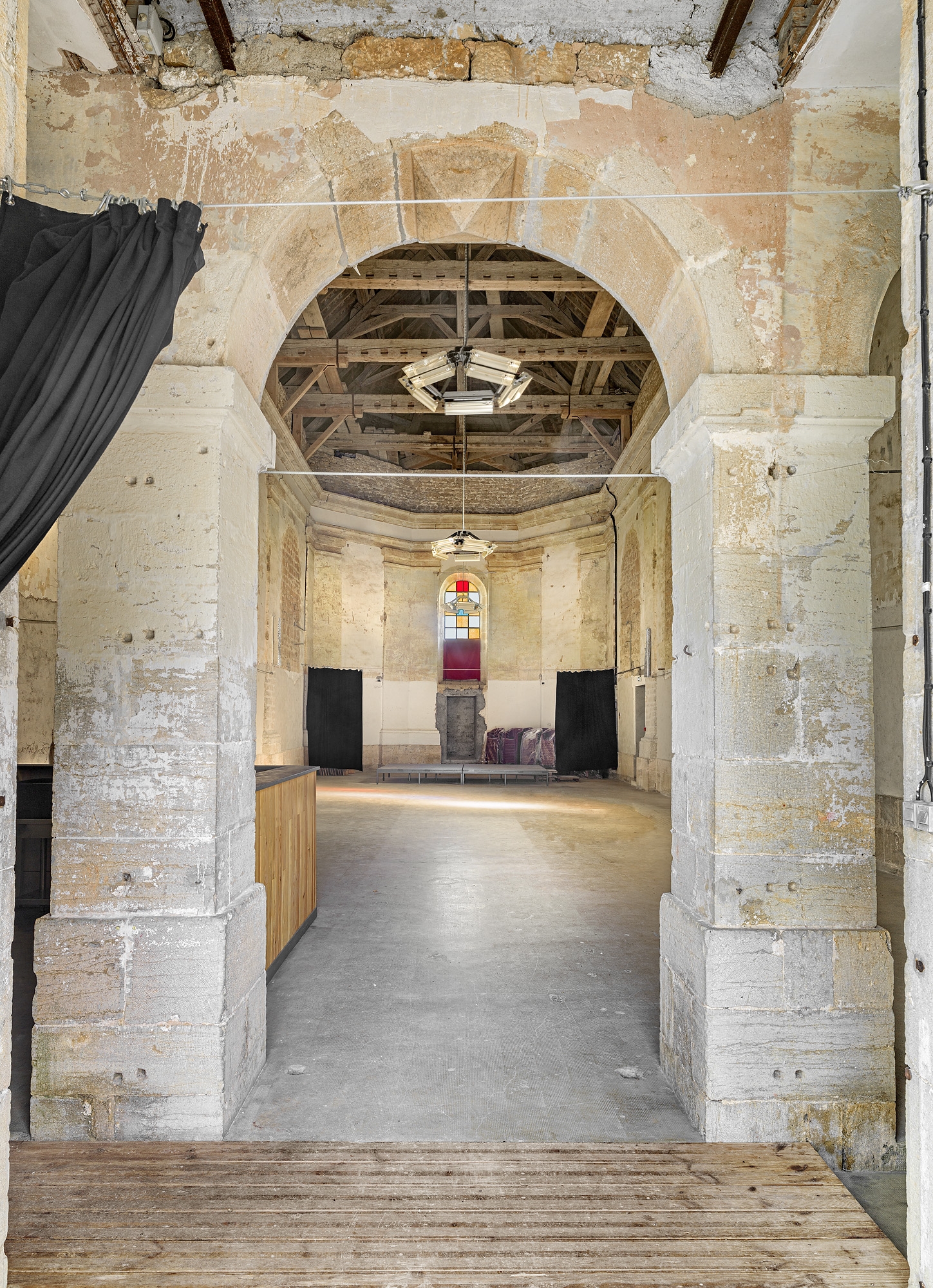 La nef et le choeur, vue depuis le narthex.
