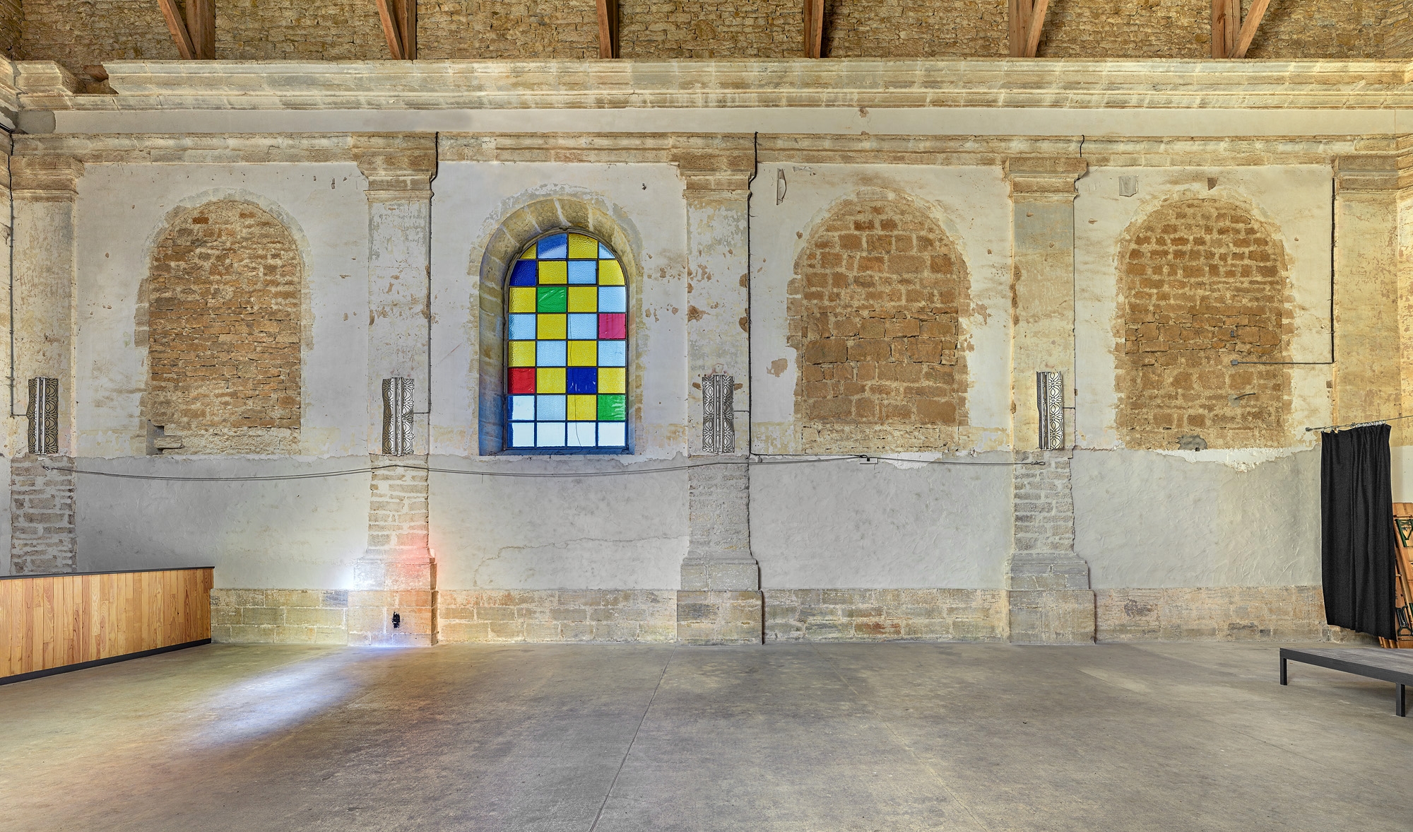 Mur latéral de la nef.