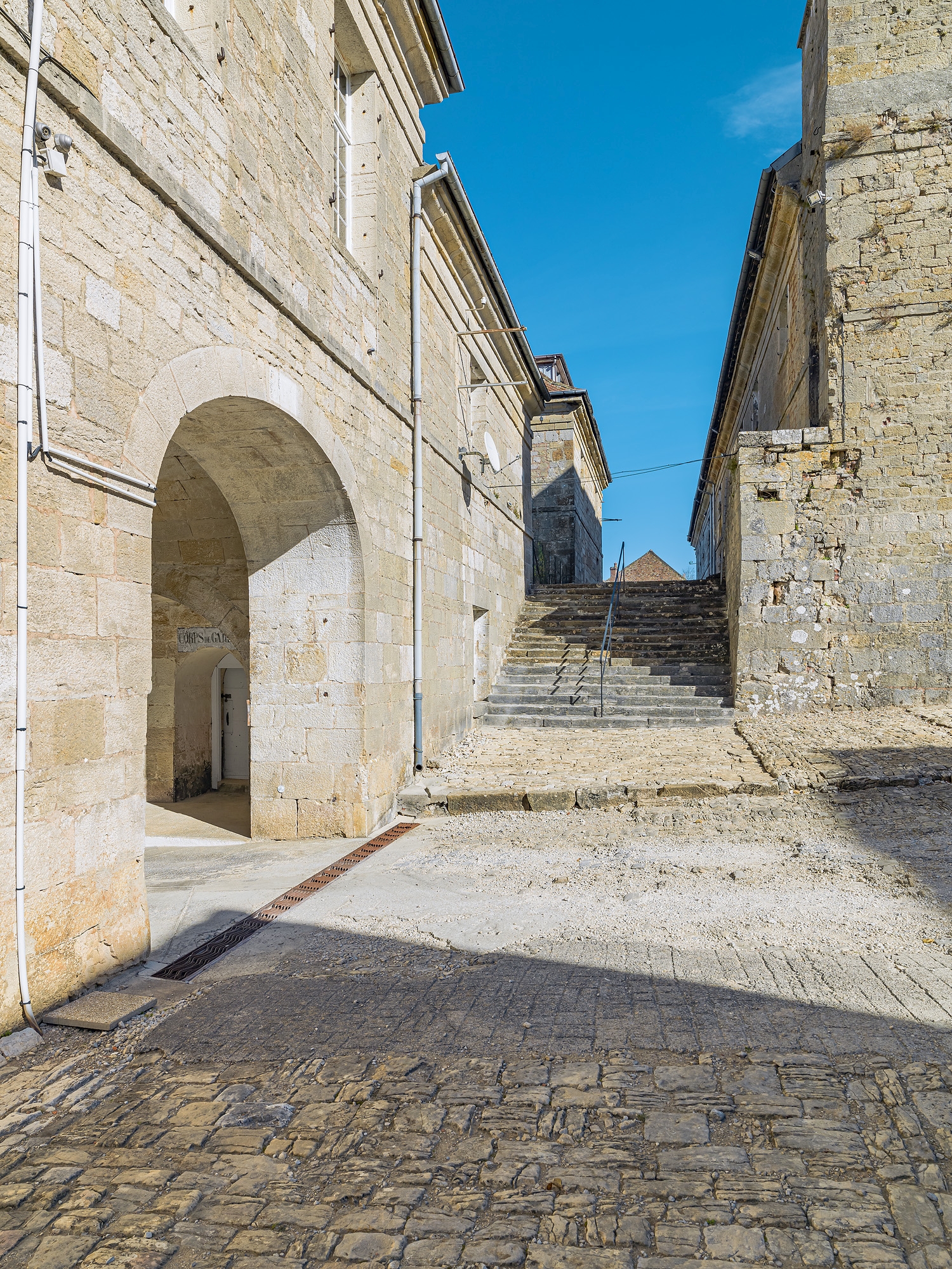 De gauche à droite : pavillon d'entrée et son passage voûté, volée de marches menant au logement du gouverneur et caserne U.