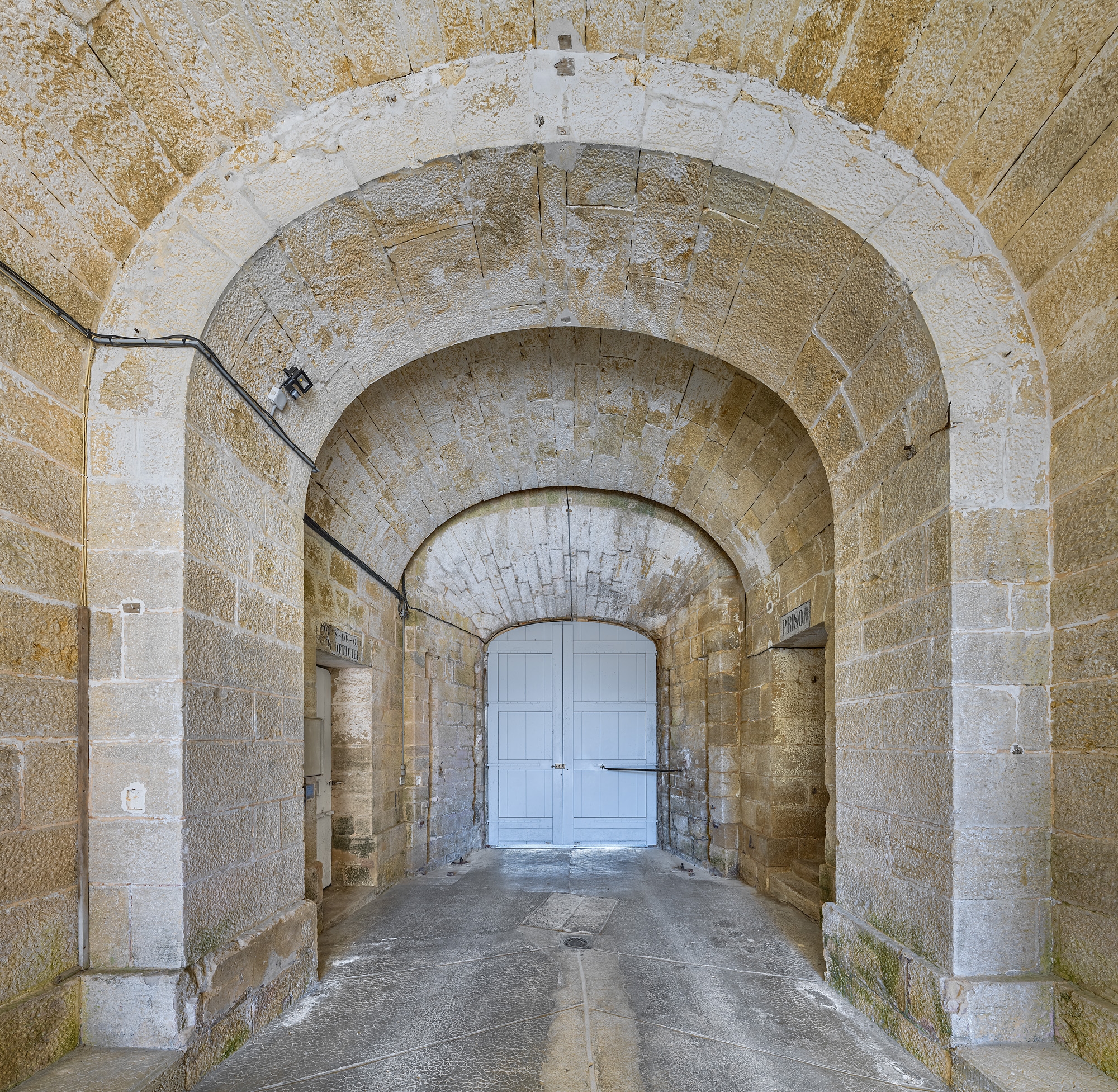 Le passage voûté. ; Pavillon d'entrée : passage voûté.