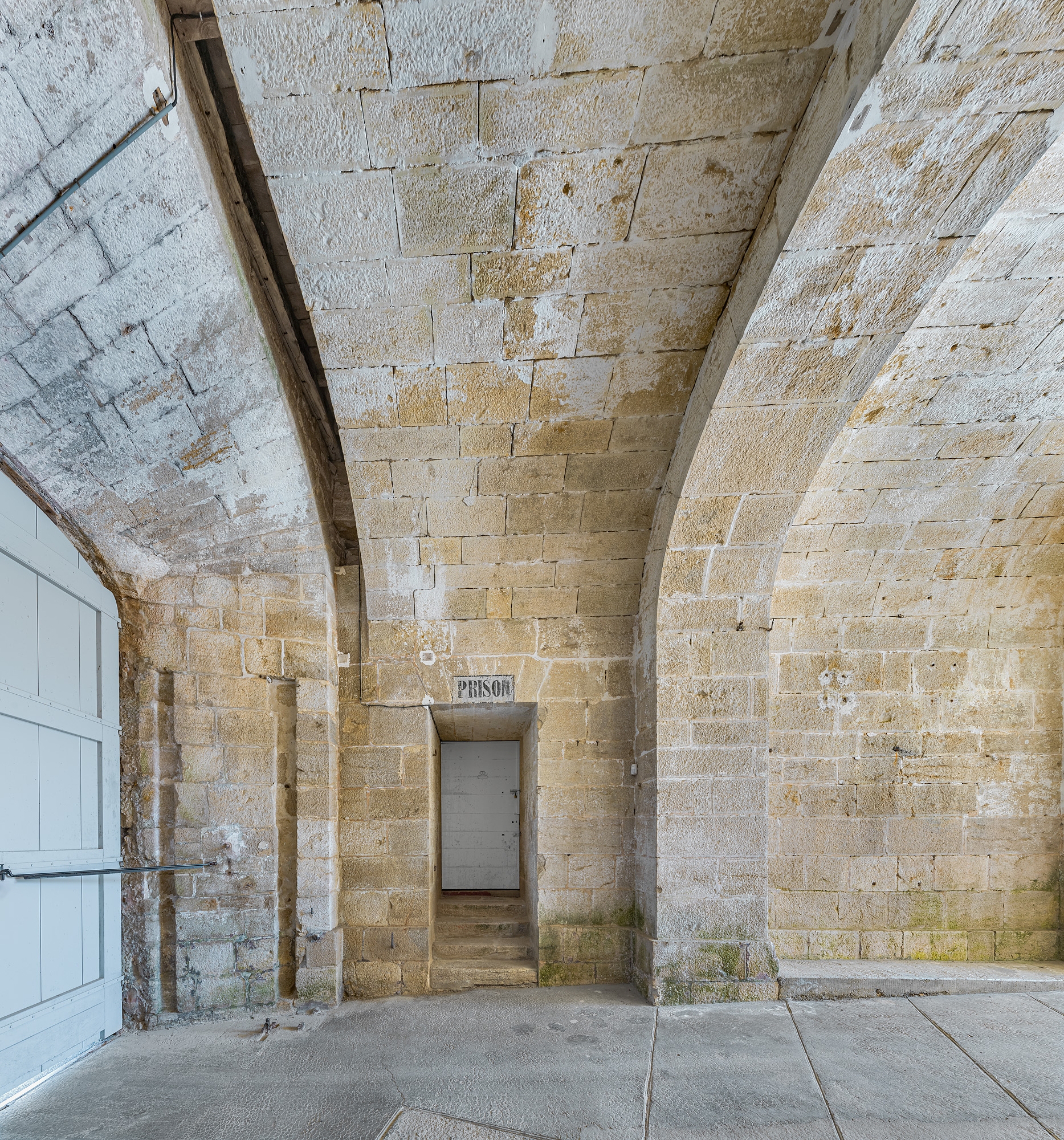 Le passage voûté : porte de l'ancienne prison.