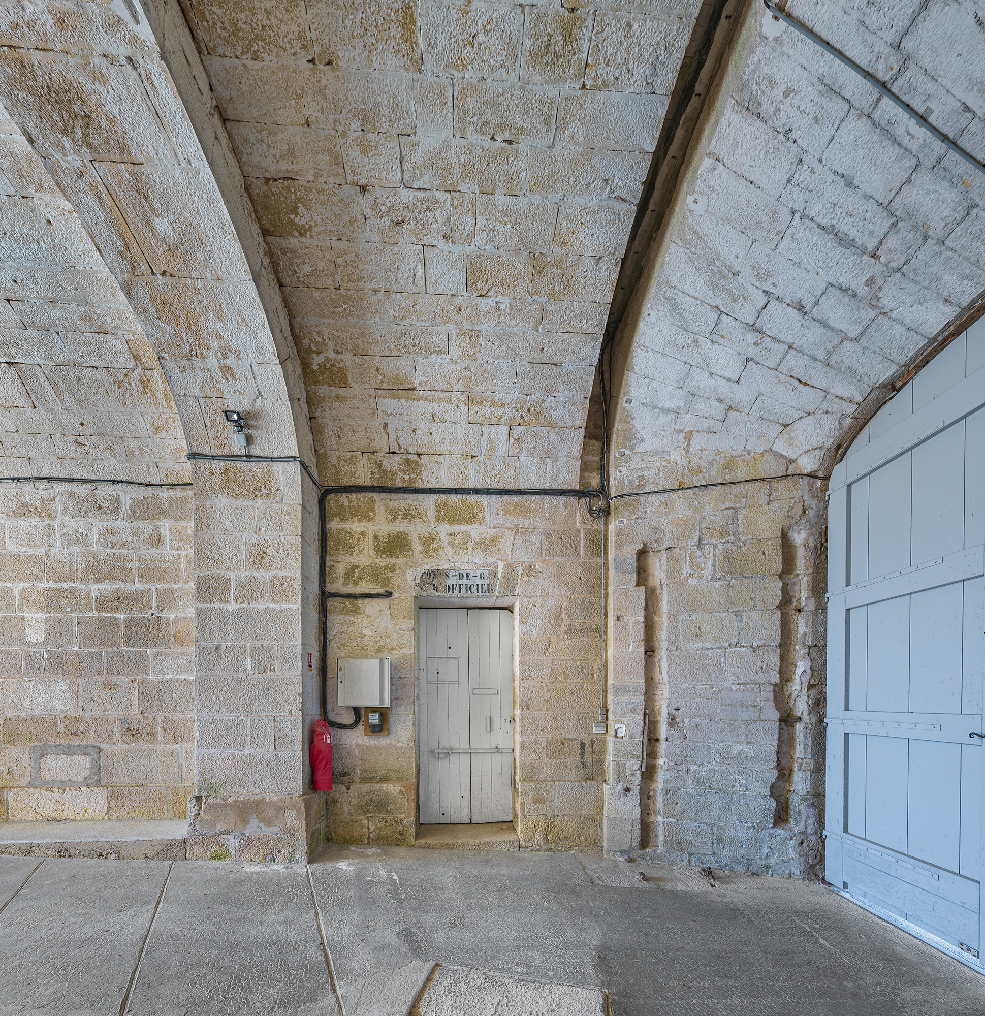 Le passage voûté : porte d'entrée du corps de garde.