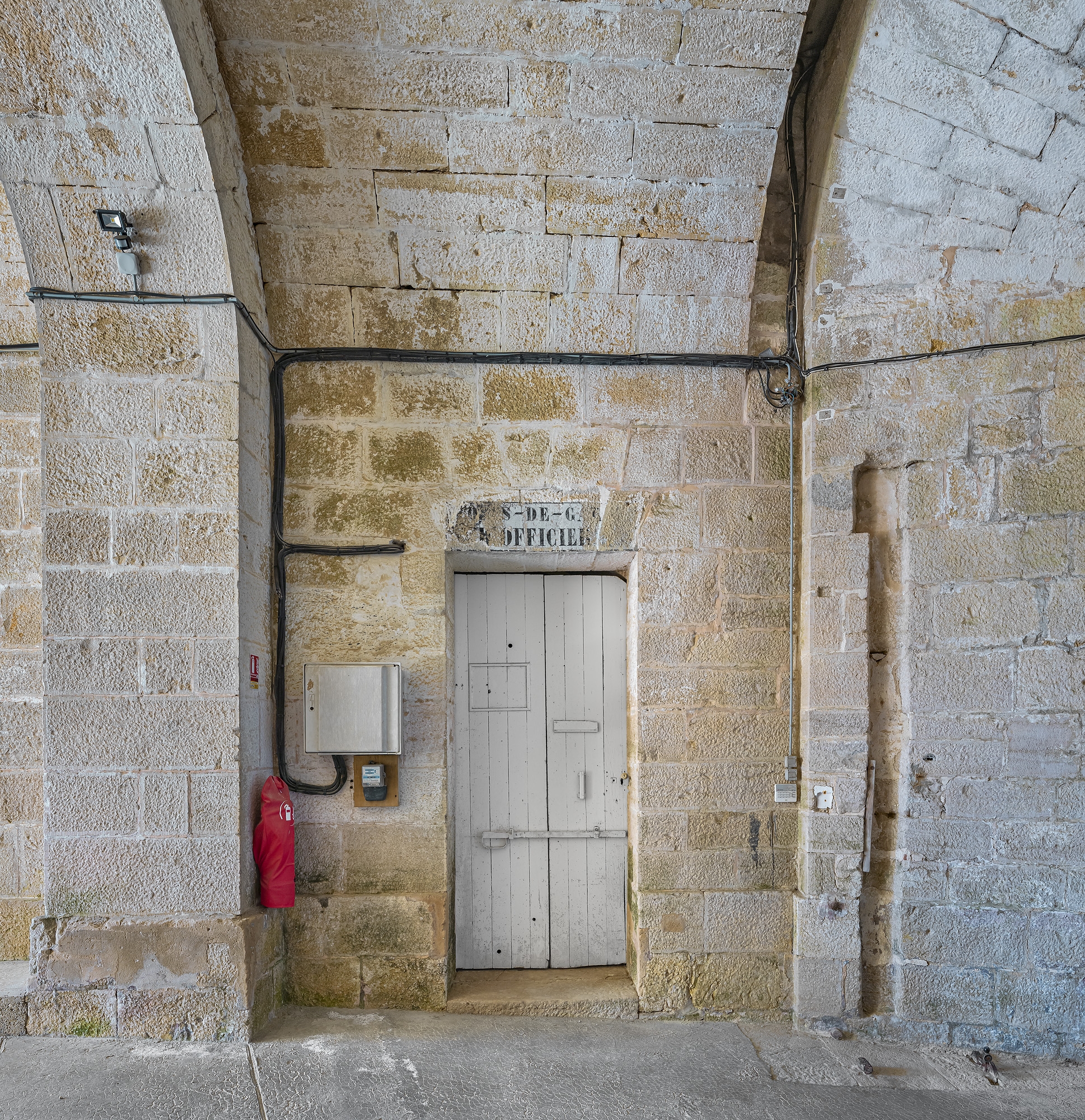 Le passage voûté : porte d'entrée du corps de garde (détail).