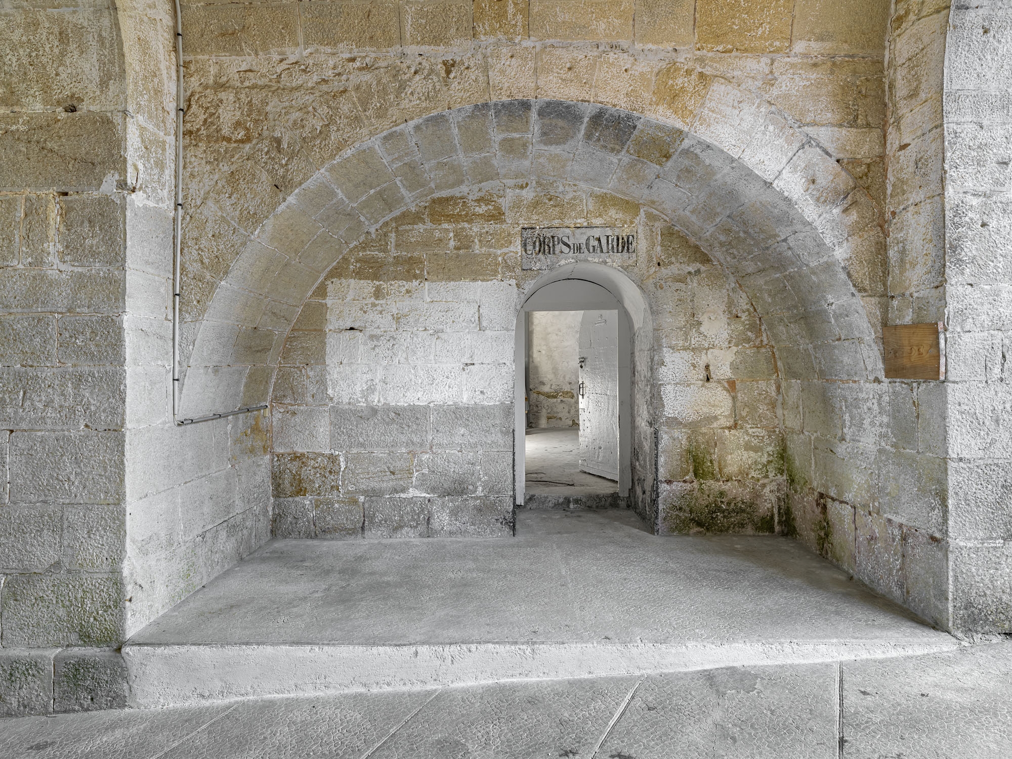 Pavillon d'entrée : porte du petit corps de garde.