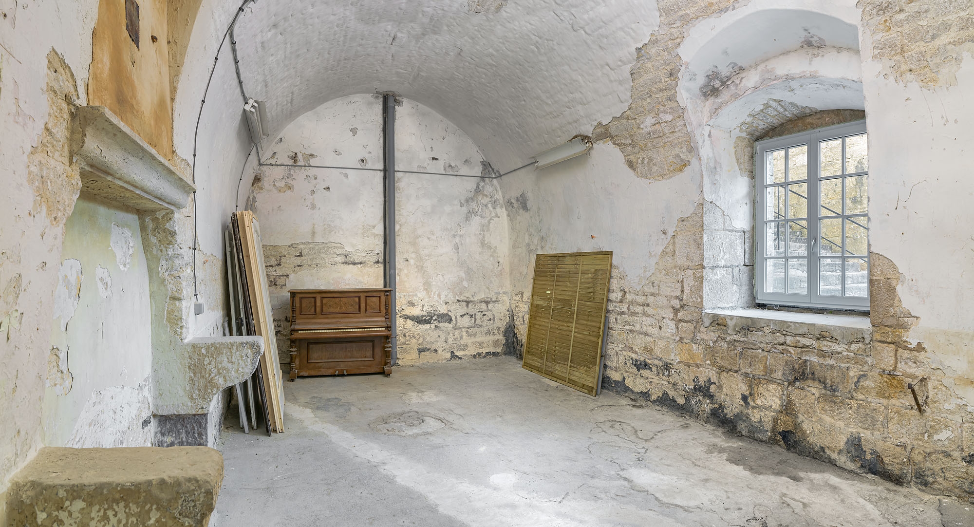 Le passage voûté : ancienne cave du major transformée en salle du corps de garde.