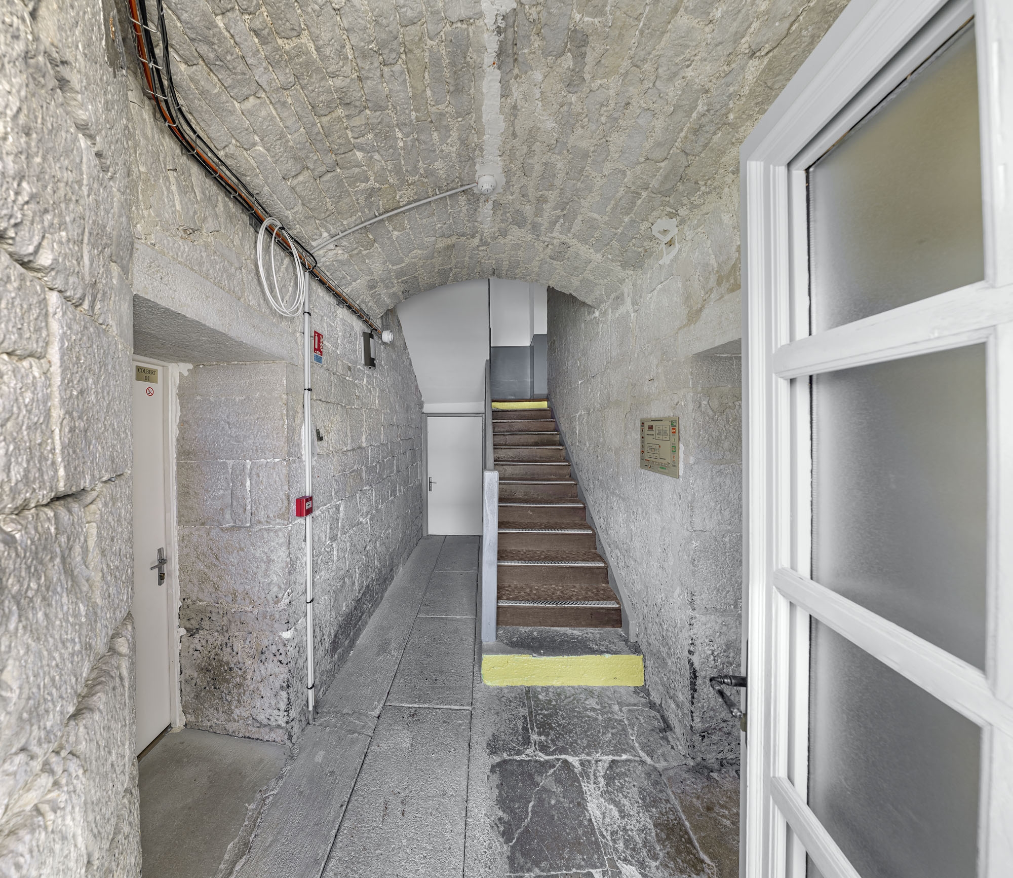 Caserne U, rez-de-chaussée : cage d'escalier.