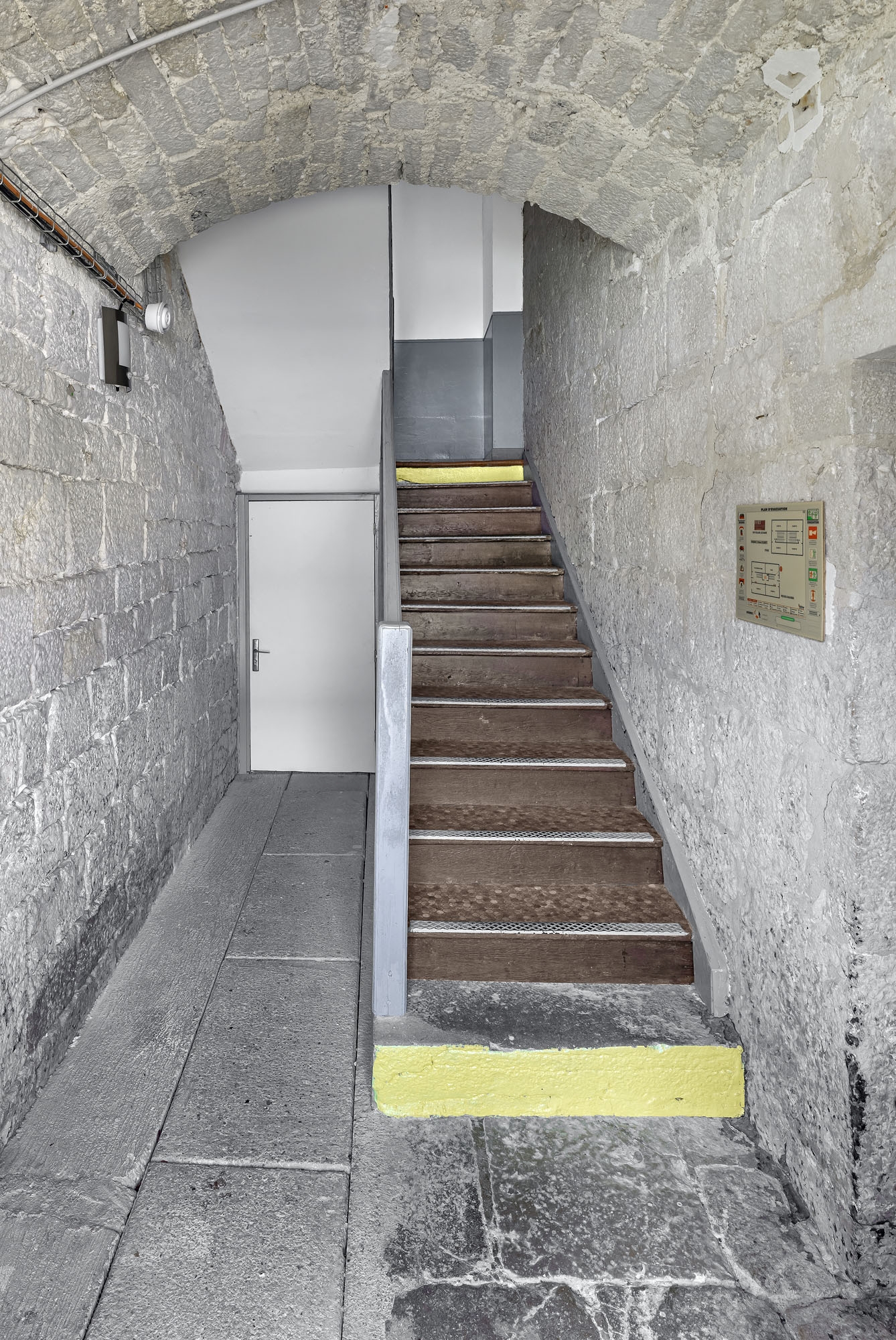 Caserne U, rez-de-chaussée : escalier et la première volée (détail).