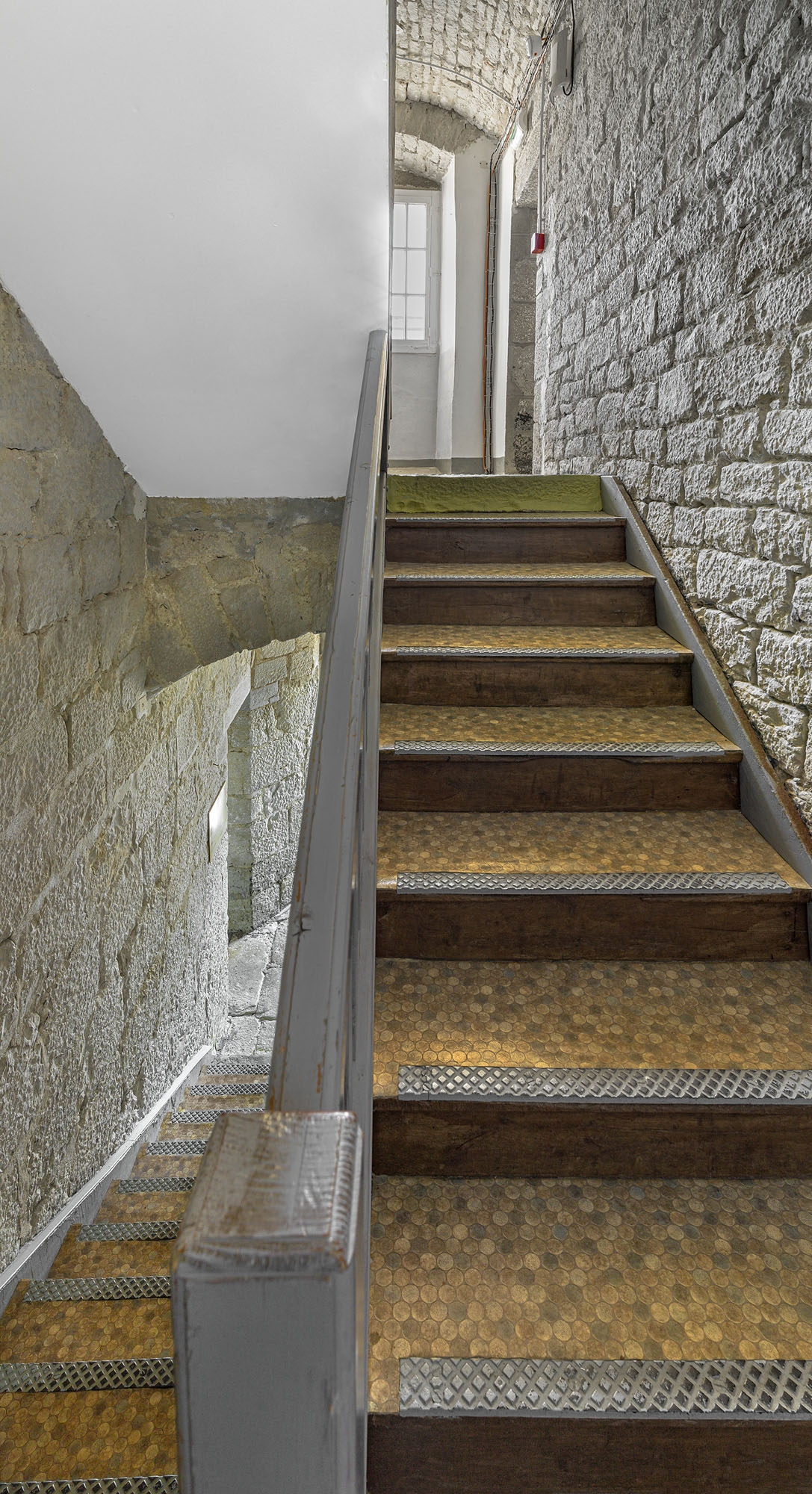 Caserne U : escalier tournant vers l'étage carré.