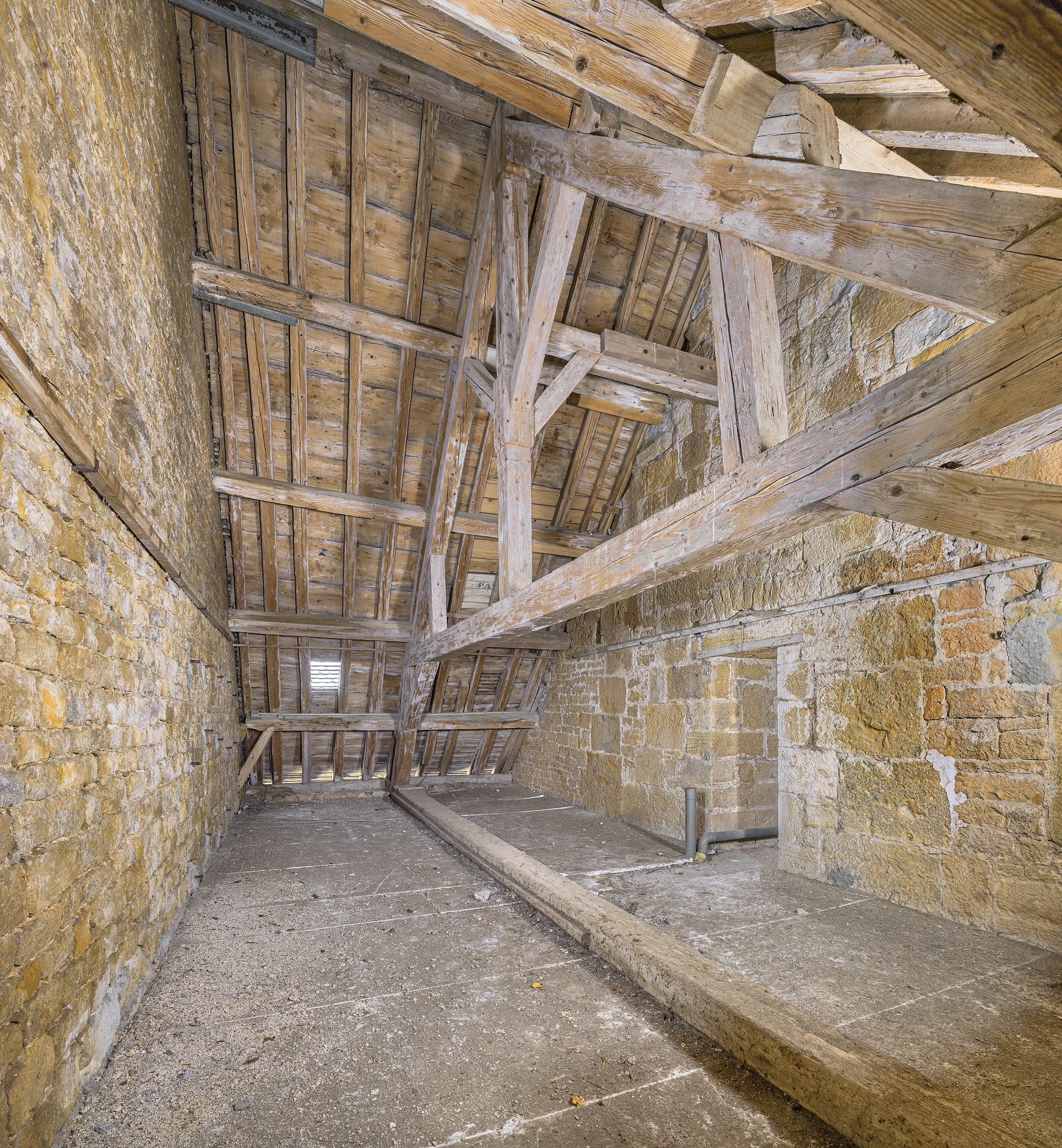 Caserne U : détail d'une ferme de la charpente.