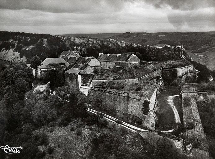 SALINS-les-BAINS (Jura) - Vue aérienne 12719 - Fort Saint-André - Au fond, Fort Belin. S.d [ avant 1955]. 