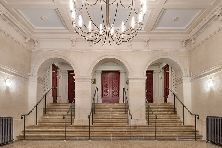 Vestibule : escalier desservant la salle. ; Vestibule, depuis l'entrée.