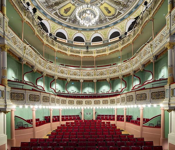 Salle : vue depuis la scène. ; Théâtre municipal : la salle.