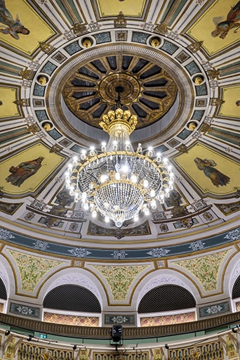 Salle : le lustre.