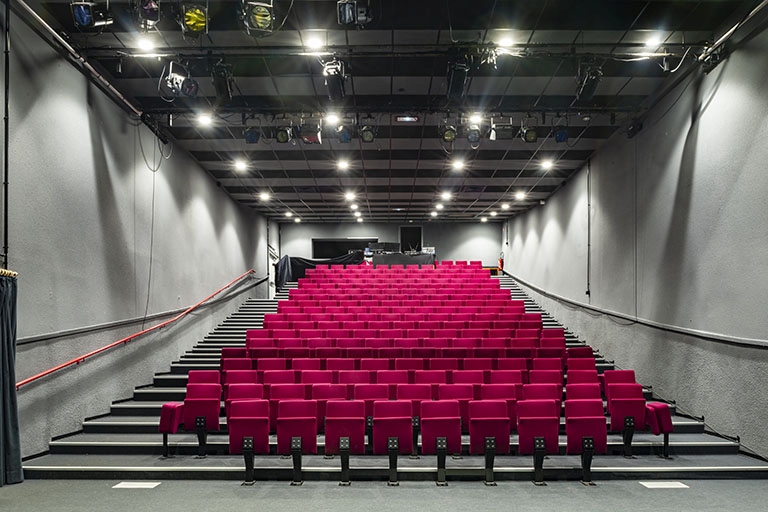 Cinéma et salle de spectacle la Fabrique : vue intérieure.