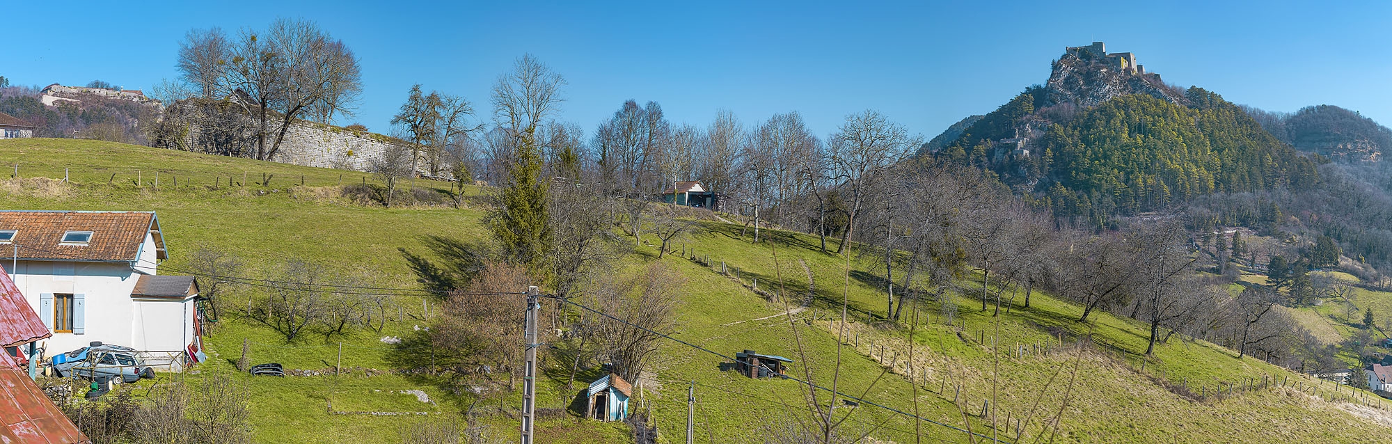 Le fort Bracon à gauche.