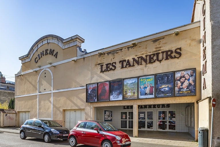 Cinéma les Tanneurs : façade antérieure, de trois quarts droite.