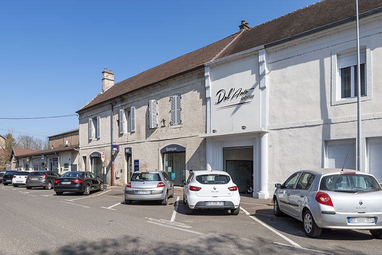 Modern'Cinéma : vue d'ensemble, de trois quarts droite. La salle est visible à l'arrière-plan à gauche.