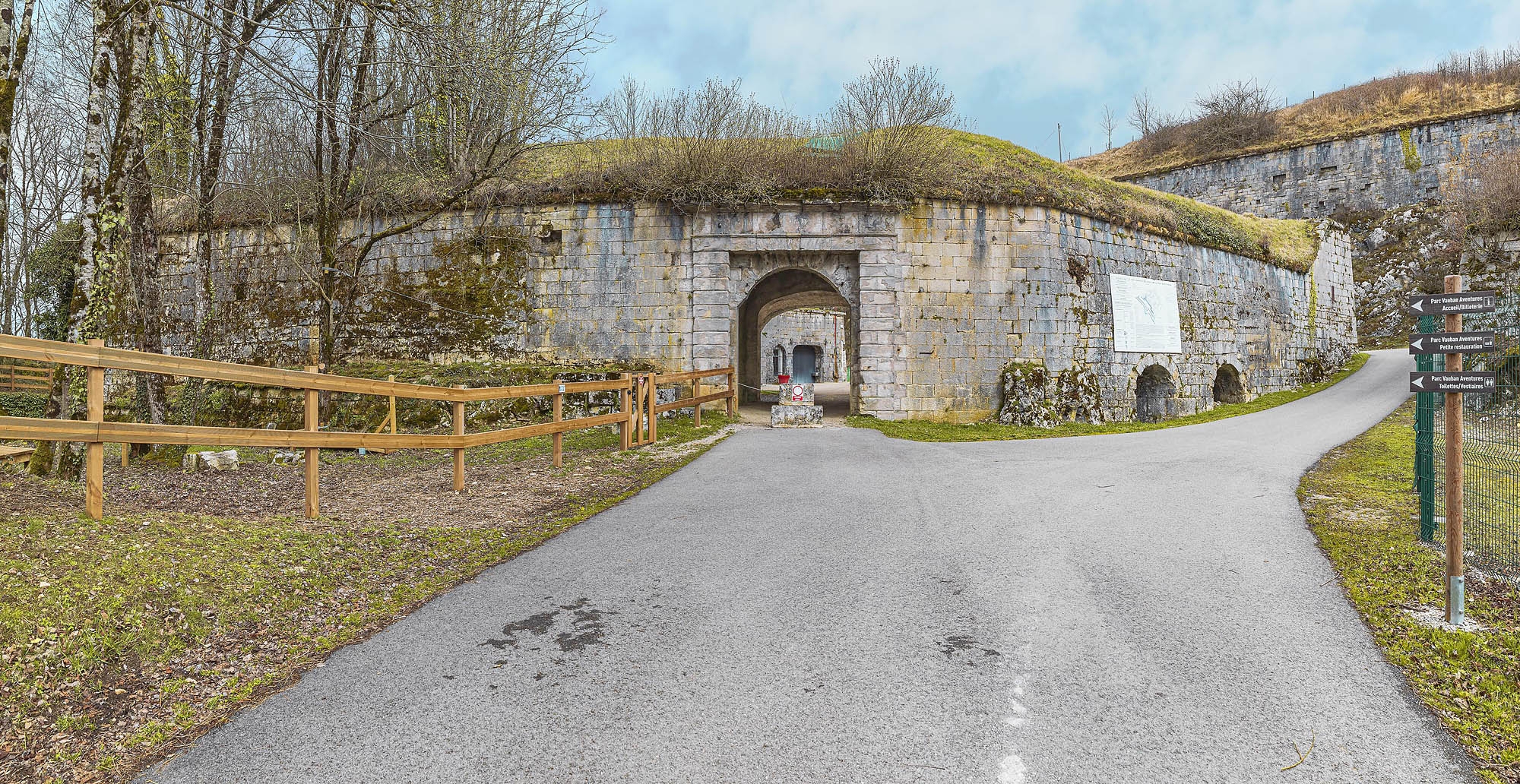 La demi-lune positionnée à l'entrée du fort.
