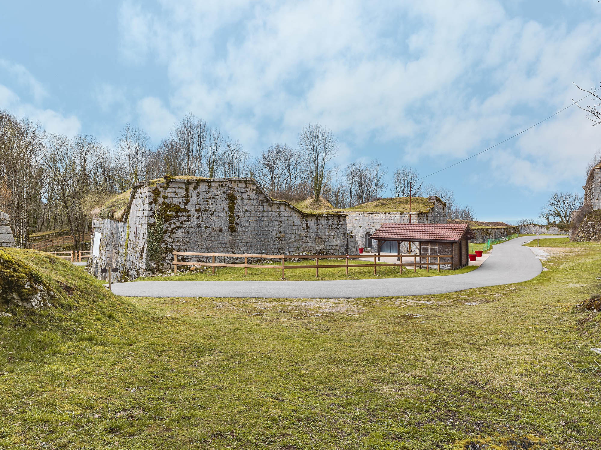 Vue depuis la base du demi-bastion est.