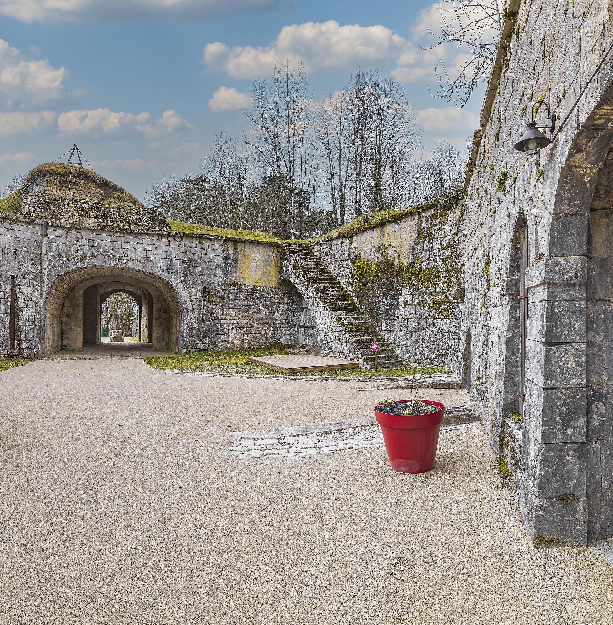 De gauche à droite : le passage, l'escalier et les portes des casemates du flanc droit.